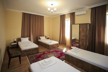 Фото номера Четырехместный номер с общей ванной комнатой Гостевой дом Bucha`s Guest House &amp; Wine Cellar г. Телави 4
