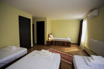 Фото номера Четырехместный номер с собственной ванной комнатой Гостевой дом Bucha`s Guest House &amp; Wine Cellar г. Телави 2