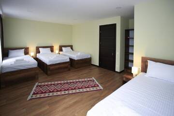 Фото номера Четырехместный номер с собственной ванной комнатой Гостевой дом Bucha`s Guest House &amp; Wine Cellar г. Телави 3