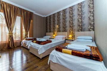 Фото номера Классический трехместный номер Отель HOTEL GUGLUX &amp;WINE CELLAR г. Телави 3