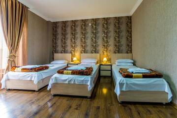 Фото номера Классический трехместный номер Отель HOTEL GUGLUX &amp;WINE CELLAR г. Телави 4