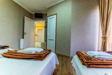 Фото номера Классический трехместный номер Отель HOTEL GUGLUX &amp;WINE CELLAR г. Телави 5