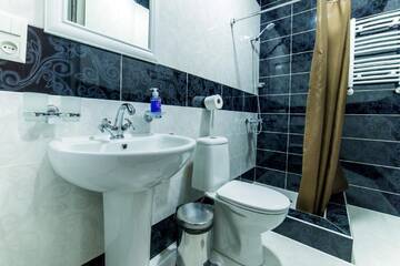 Фото номера Классический трехместный номер Отель HOTEL GUGLUX &amp;WINE CELLAR г. Телави 6