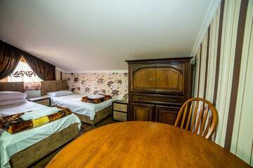 Фото номера Просторный двухместный номер с 2 отдельными кроватями Отель HOTEL GUGLUX &amp;WINE CELLAR г. Телави 4