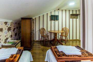 Фото номера Просторный двухместный номер с 2 отдельными кроватями Отель HOTEL GUGLUX &amp;WINE CELLAR г. Телави 3