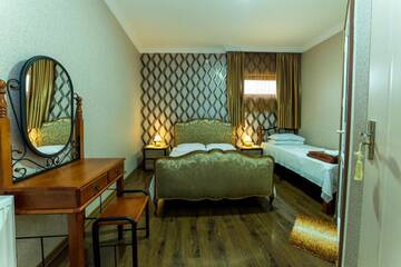 Фото номера Трехместный номер Делюкс Отель HOTEL GUGLUX &amp;WINE CELLAR г. Телави 3