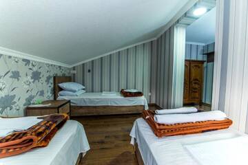 Фото номера Трехместный номер Отель HOTEL GUGLUX &amp;WINE CELLAR г. Телави 4