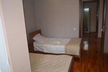 Фото номера Двухместный номер с 2 отдельными кроватями Гостевой дом Guest House LeNi г. Телави 5