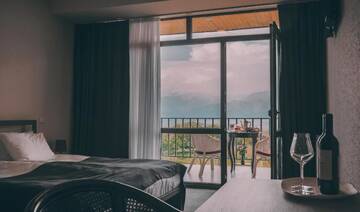 Фото номера Семейный номер с балконом Отель Hotel &amp; Wine Cellar ARGE г. Телави 9