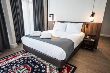 Фото номера Номер с  кроватью размера &quot;queen-size&quot; для некурящих Отель Holiday Inn Telavi г. Телави 8