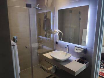 Фото номера Номер с  кроватью размера &quot;queen-size&quot; для некурящих Отель Holiday Inn Telavi г. Телави 6