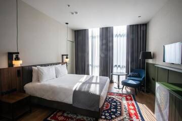 Фото номера Номер с  кроватью размера &quot;queen-size&quot; для некурящих Отель Holiday Inn Telavi г. Телави 9