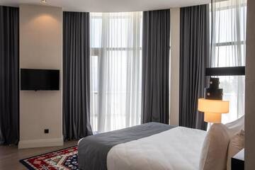 Фото номера Номер с  кроватью размера &quot;queen-size&quot; для некурящих Отель Holiday Inn Telavi г. Телави 11