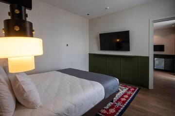 Фото номера Люкс с 1 спальней - Для некурящих Отель Holiday Inn Telavi г. Телави 2