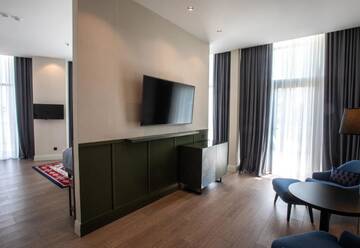 Фото номера Угловой люкс с террасой и видом на горы Отель Holiday Inn Telavi г. Телави 3