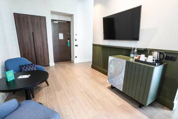 Фото номера Угловой люкс с террасой и видом на горы Отель Holiday Inn Telavi г. Телави 5