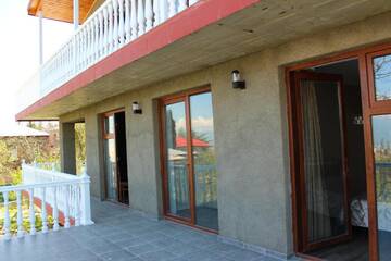Фото номера Двухместный номер Делюкс с 1 кроватью и балконом Гостевой дом Guesthouse Neli&amp;Makho г. Телави 7
