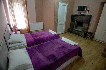 Фото номера Двухместный номер Делюкс с 1 кроватью или 2 отдельными кроватями, вид на город Отель GH Sanapiro г. Телави 3